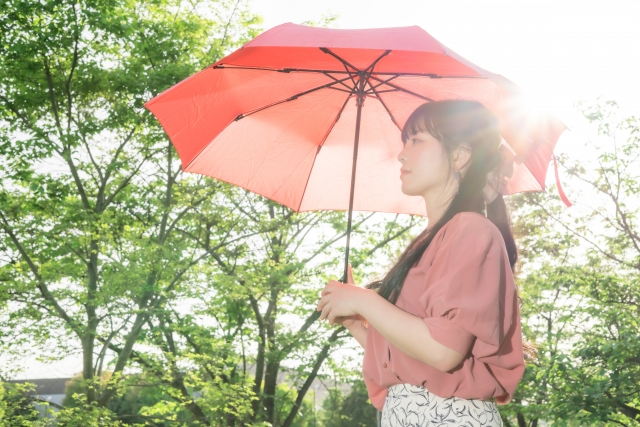 赤い日傘をさす女性